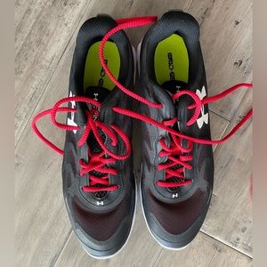 Mens Under Armour Spine Size 12 Sneakers Black And White with Red Detail